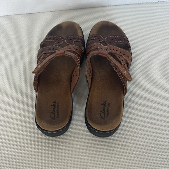 Clarks Women’s Size 7 Bendables Leather Slip On Open Toe Sandal Adjustable Brown - Picture 6 of 10